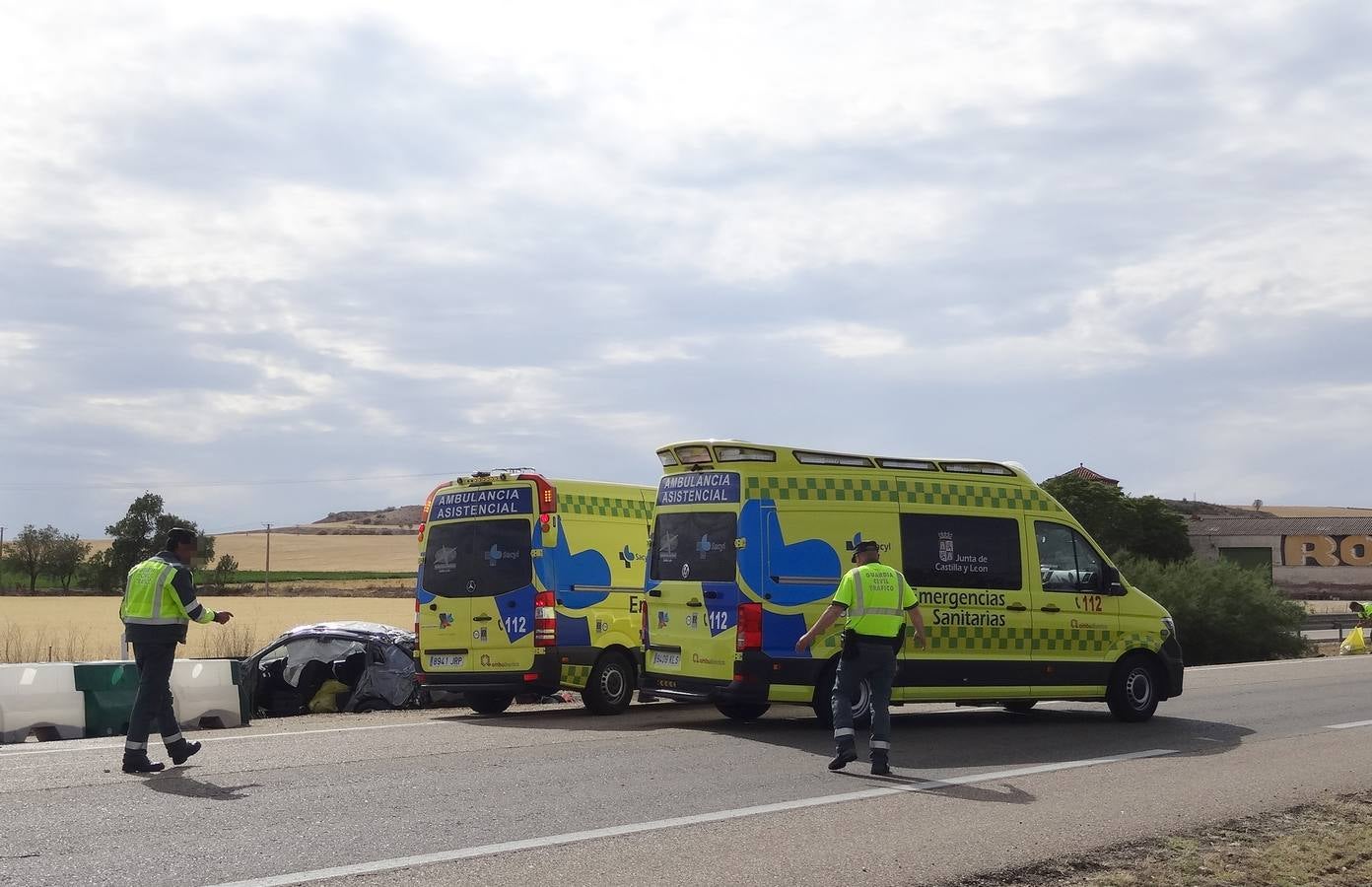 El vehículo, un Renault Koleos, se salió de la calzada, saltó el quitamiedos y acabó volcando sobre la medina de la autovía | Los cuatro ocupantes del vehículo han resultado heridos graves