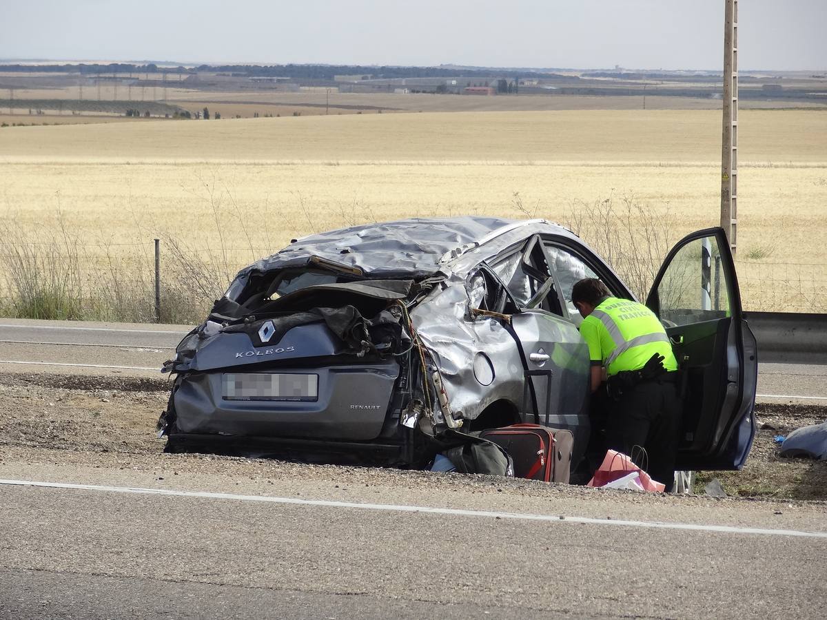 El vehículo, un Renault Koleos, se salió de la calzada, saltó el quitamiedos y acabó volcando sobre la medina de la autovía | Los cuatro ocupantes del vehículo han resultado heridos graves