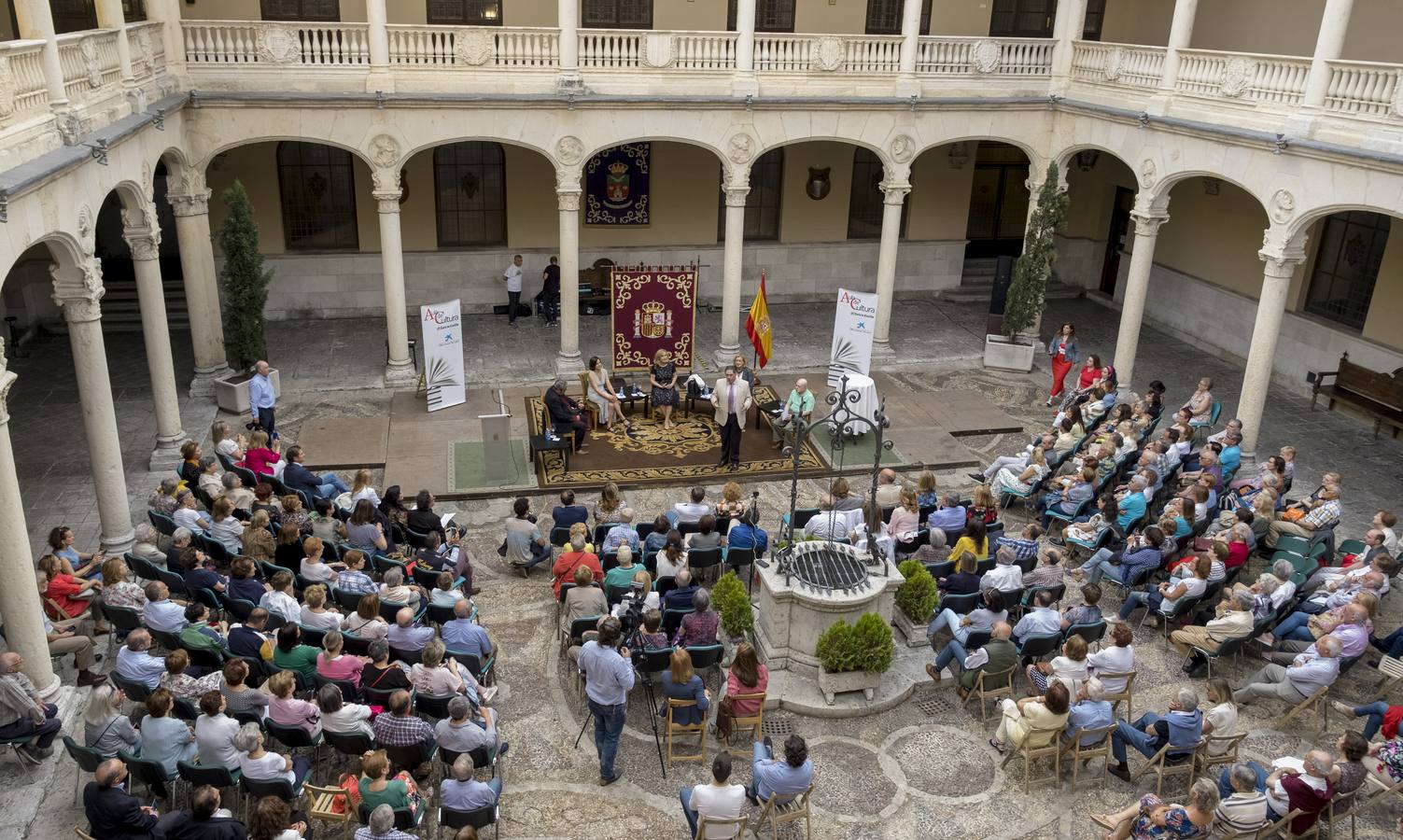En la novela 'Esos días azules', la periodista novela las posibilidades románticas entre la literaria dupla compuesta por Antonio Machado y 'Guiomar', por el poeta artífice de los 'Campos de Castilla' y la intelectual de la época Pilar Valderrama