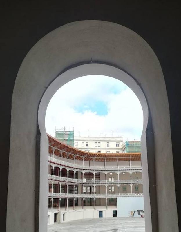 Vista de los graderíos del frontón tras su restauración.