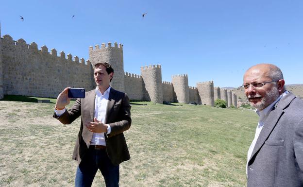 Rivera hace una fotografía en presencia de Igea durante la campaña electoral del 26-M en Ávila