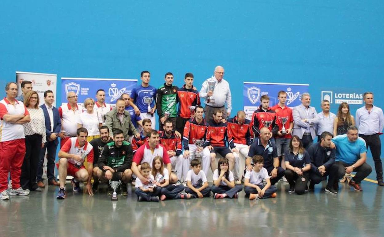 Foto de familia de participantes, jueces, árbitros y federativos 