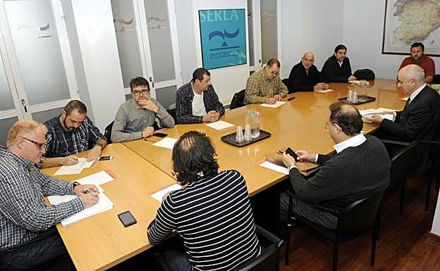 Reunión de los sindicatos de Auvasa y la dirección de la empresa en el Serla. 