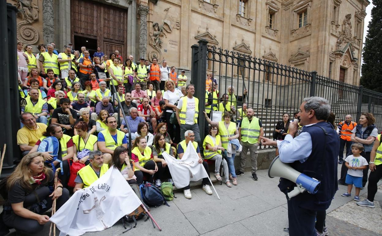 Los participantes en la marcha escuchan las instrucciones para el recorrido antes de la salida.