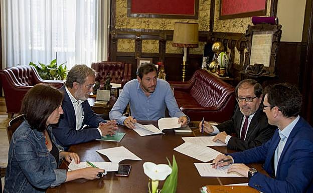 Reunión esta mañana entre el PSOE y Toma la Palabra para ultimar el acuerdo de gobierno. 