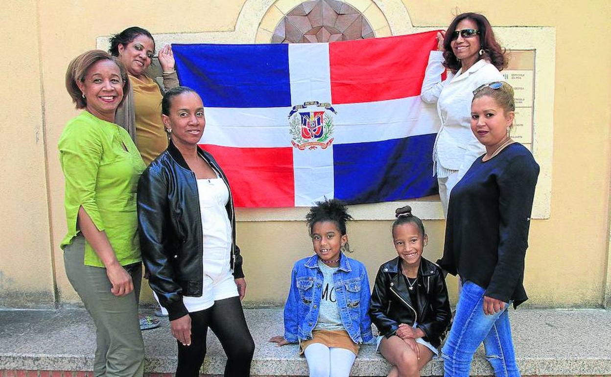 Miembros de la Asociación Dominicana de Segovia, con la bandera de su país. 