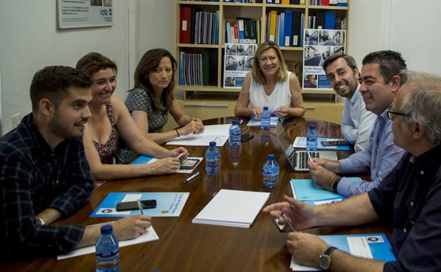 Pilar del Olmo reunió a su grupo en una reunión a media mañana. 