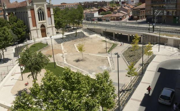 La plaza de Rafael Cano, a la espera de la nueva zona adoquinada, ha ganado en zonas verdes. 