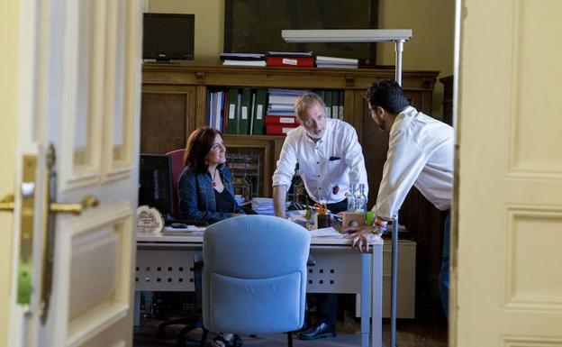 Los tres concejales de Toma la Palabra charlan en el Grupo municipal. 