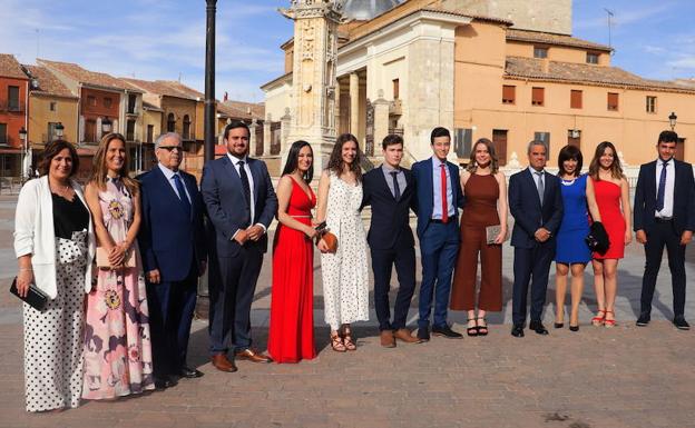 Posado de autoridades y protagonistas del evento junto al Rollo. 