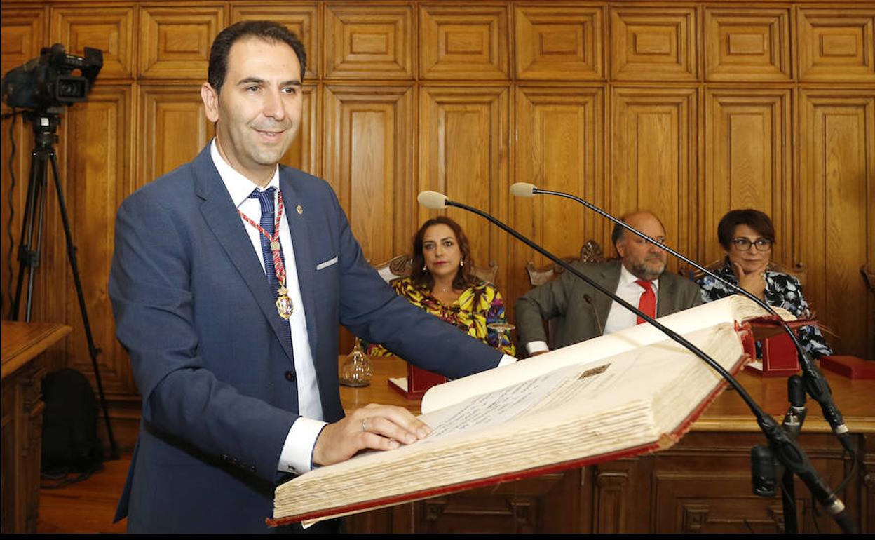 Mario Simón promete el cargo de alcalde.