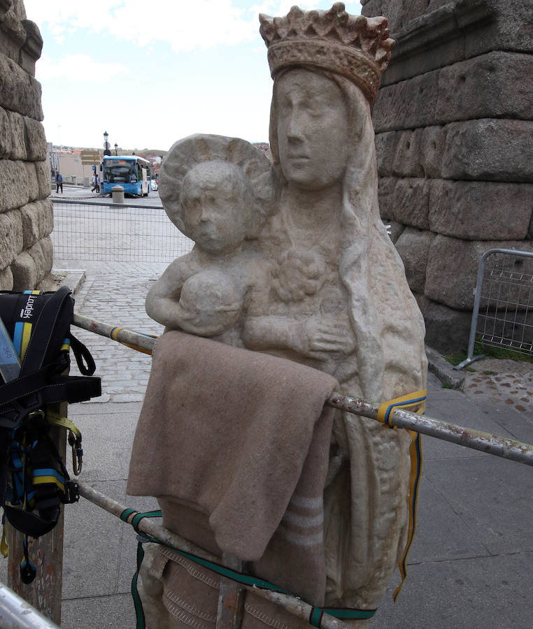 Fotos: La réplica de la Virgen ya está en el Acueducto