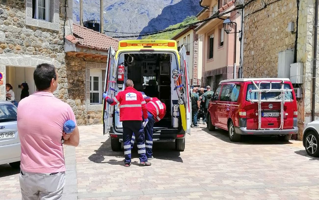 Una ambulancia traslada al menor perdido durante 30 horas al centro de salud tras una evacuación previa en helicóptero