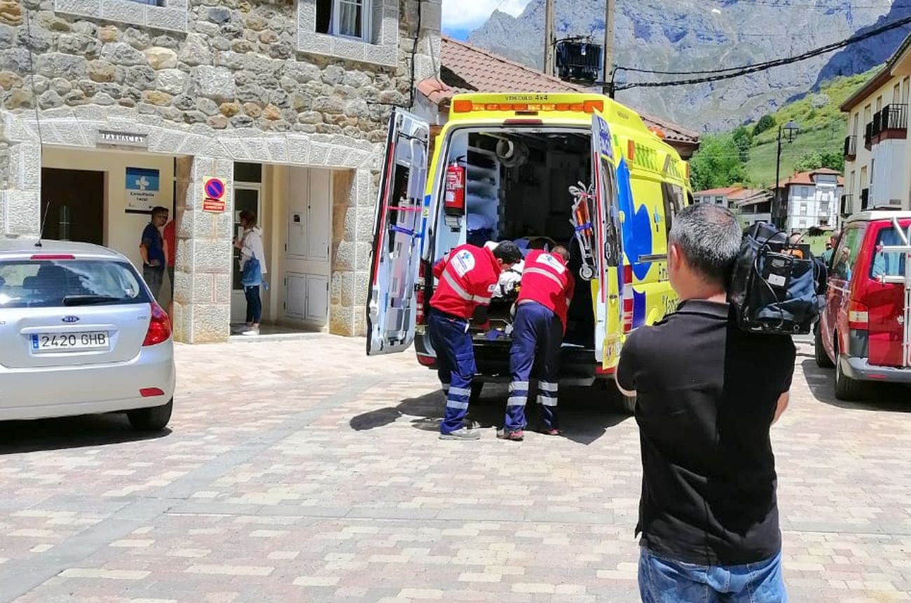 Una ambulancia traslada al menor perdido durante 30 horas al centro de salud tras una evacuación previa en helicóptero