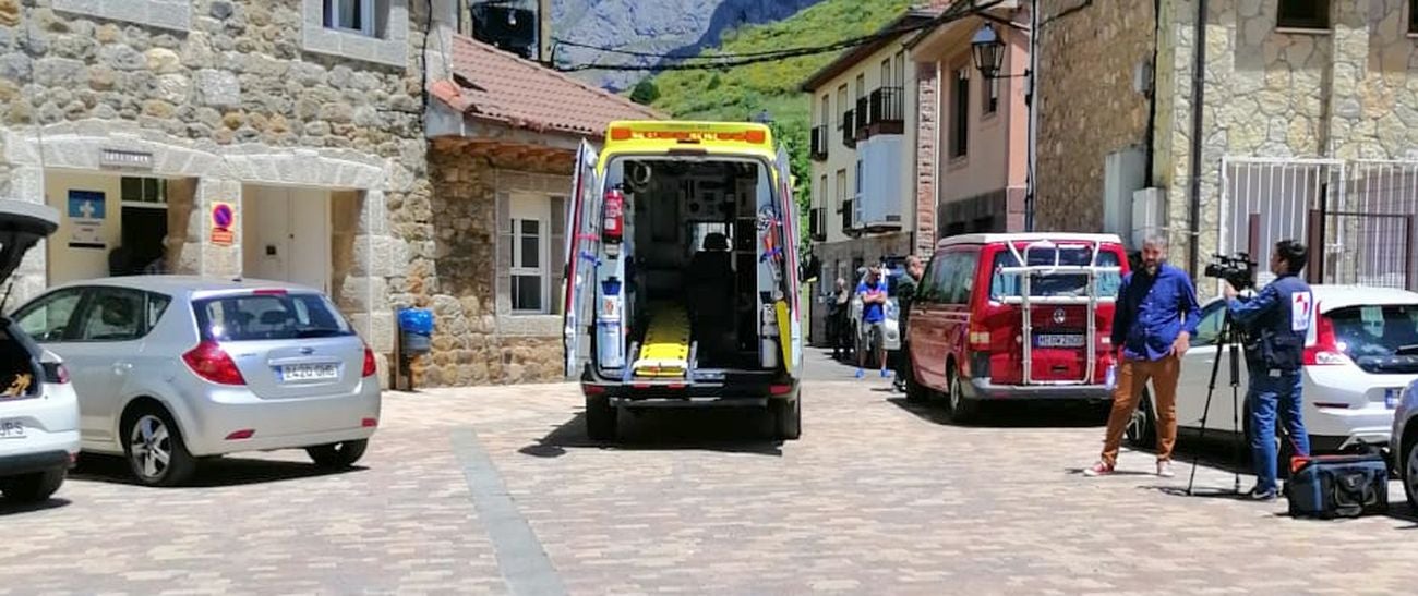 Una ambulancia traslada al menor perdido durante 30 horas al centro de salud tras una evacuación previa en helicóptero