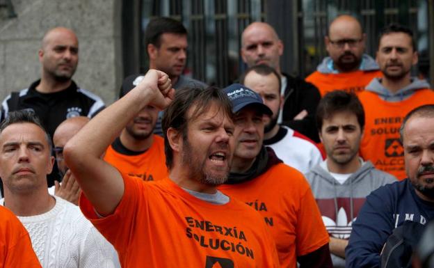 Protesta de trabajadores de Alcoa, este martes junto a la delegación del Gobierno en A Coruña.