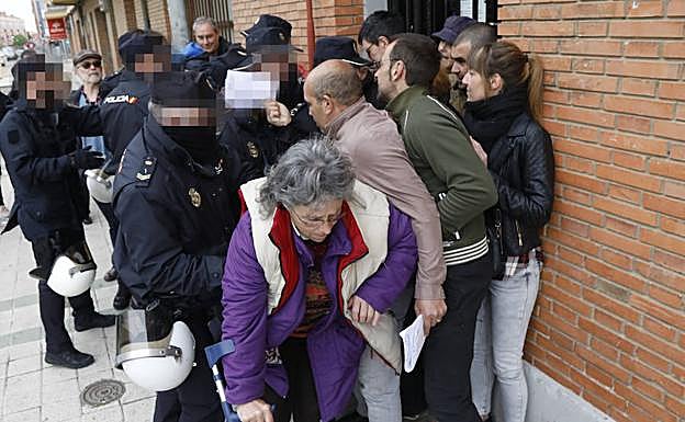 Varios vecinos tratan de impedir en abril un desahucio en la avenida Asturias.