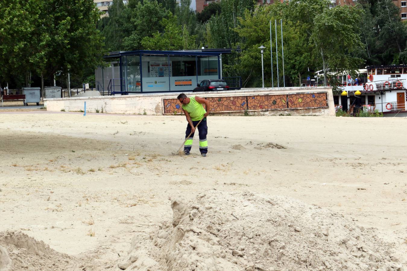 Fotos: La playa de Las Moreras se pone a punto para el verano