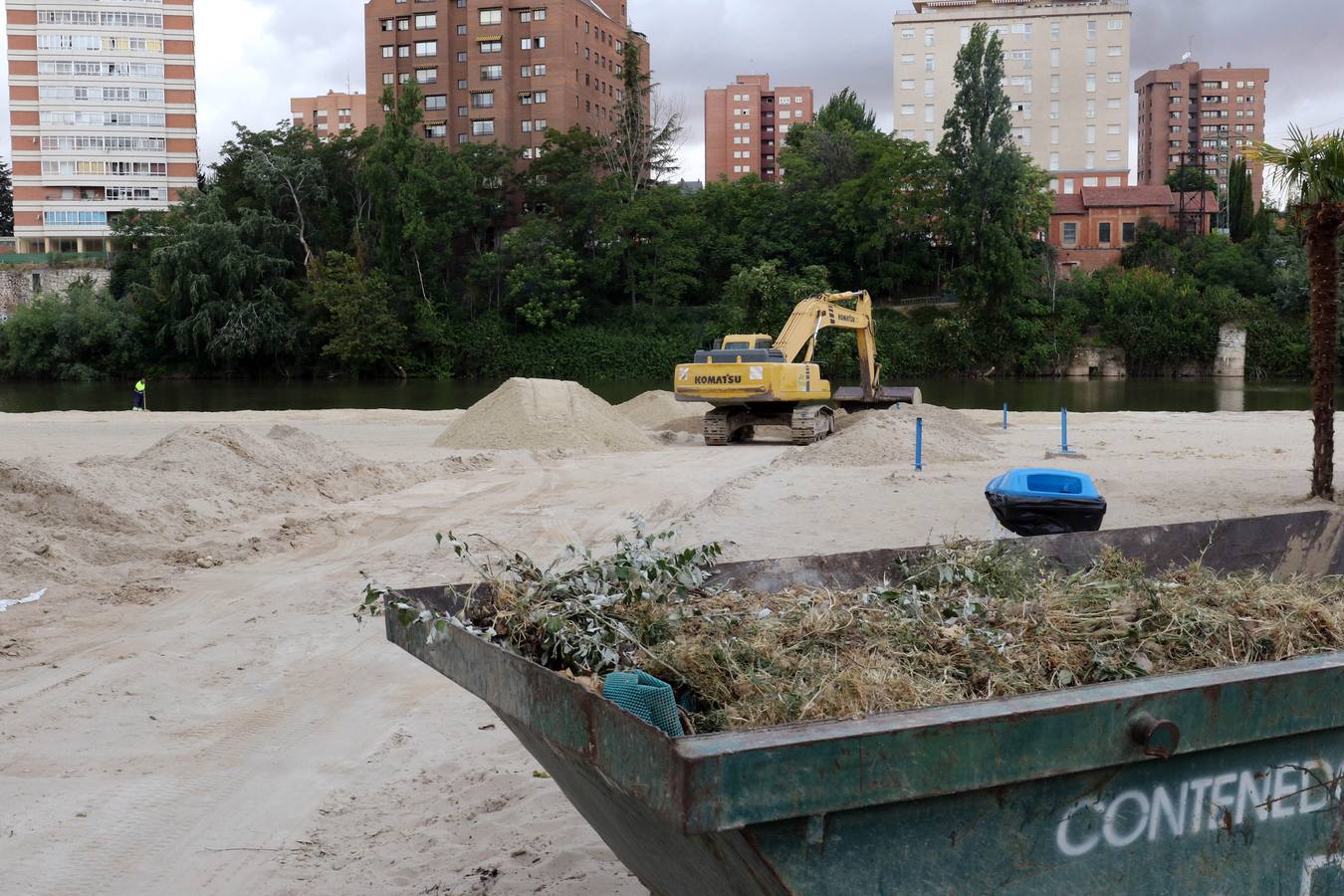 Fotos: La playa de Las Moreras se pone a punto para el verano