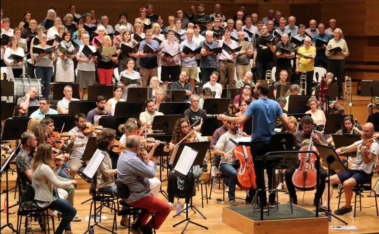 Andrew Gourlay dirige a la OSCyL y el Coro Hallé, durante el ensayo del miércoles. 