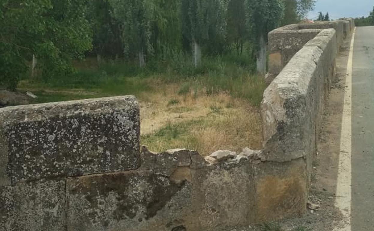 Vista de los desperfectos provocados por el tractor en el puente. 