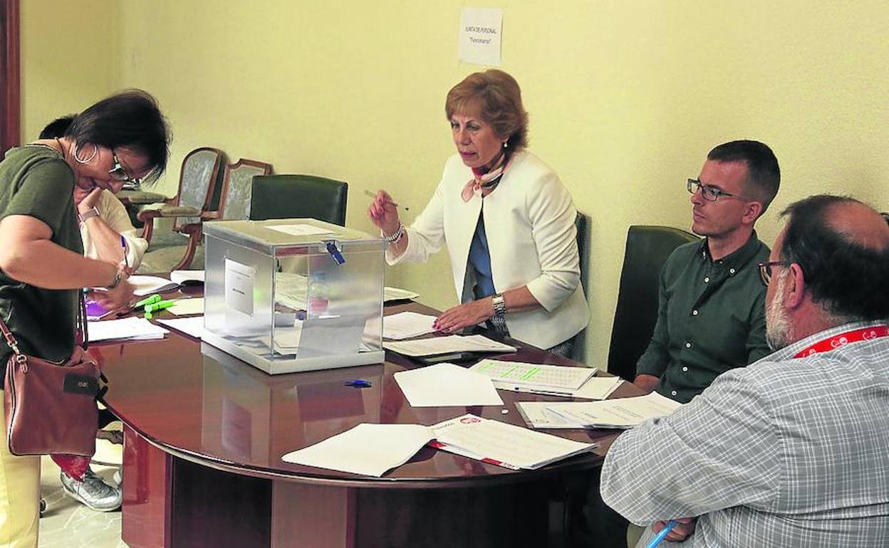 Un momento de la votación, ayer, en la Subdelegación del Gobierno. 