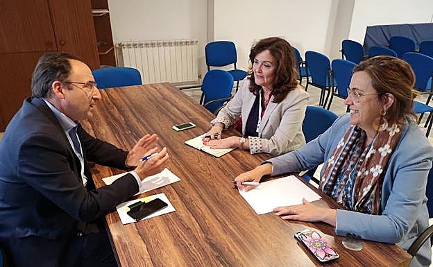 Reunión celebrada el 12 de junio entre el exalcalde Alfonso Polanco y la presidenta del PP, Ángeles Armisén para tratar de cerrar un acuerdo de investidura con la edil de Vox, Sonia Lalanda. 