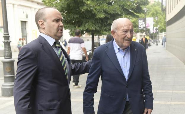 Alejandro Fernández, junto a su abogado a la entrada de los juzgados. 