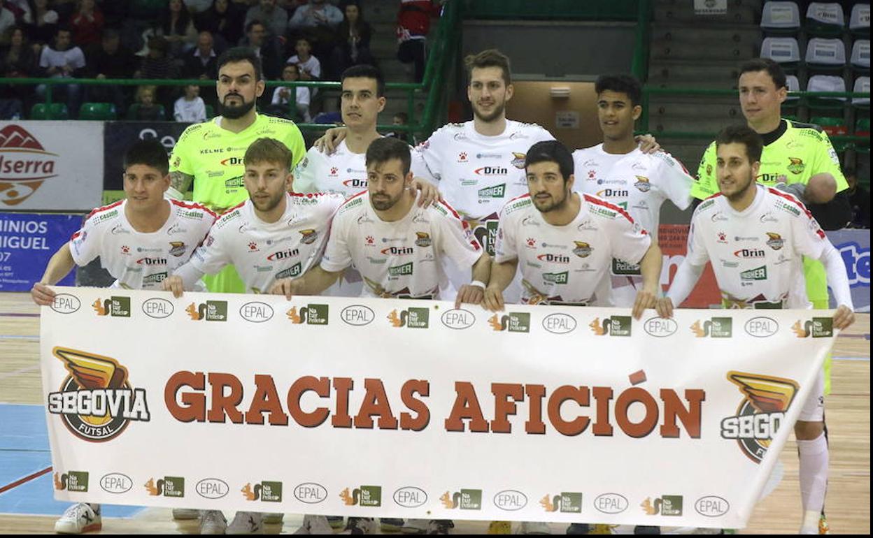 Jugadores del Segovia Futsal, con una pancarta de agradecimiento a sus aficionados en el último partido de Liga disputado en el Pedro Delgado.