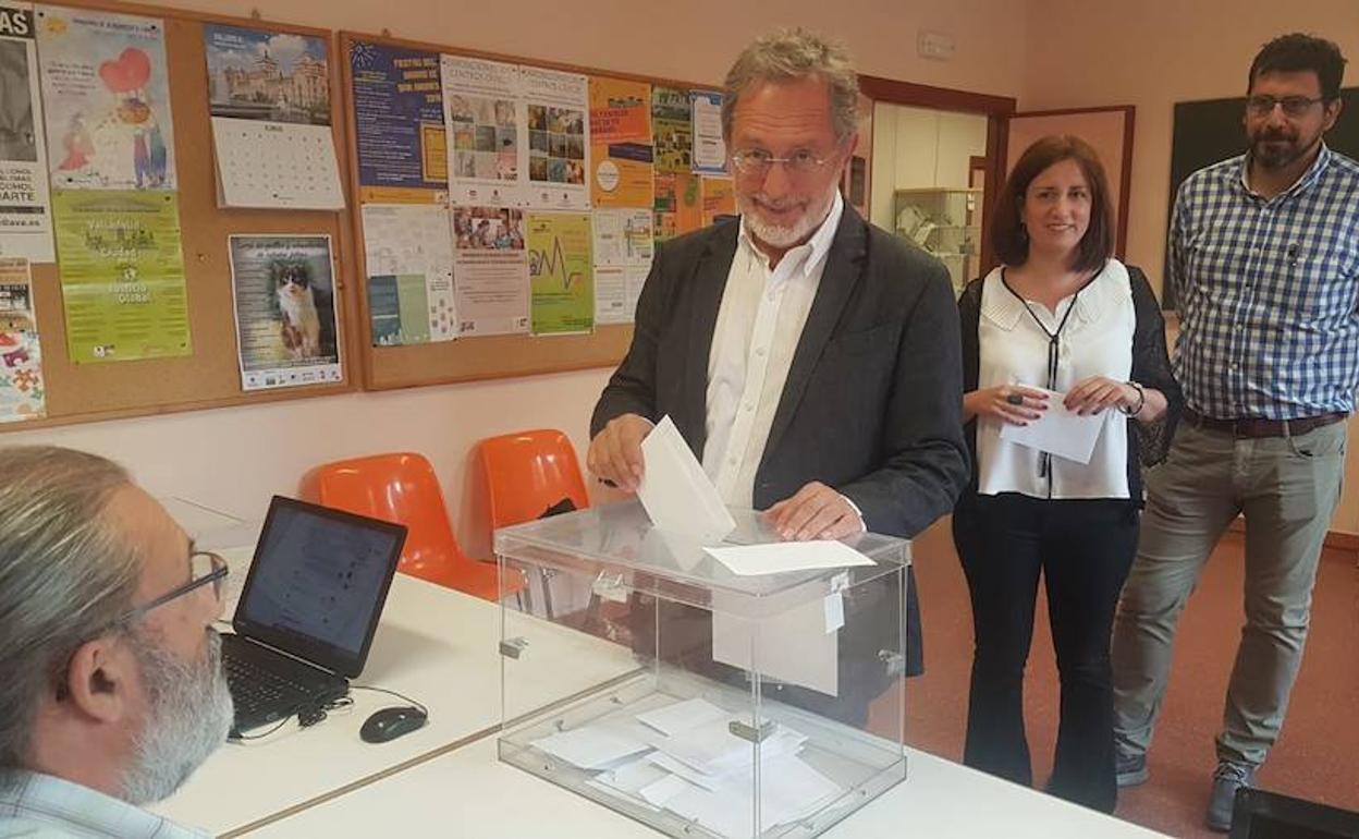 Manuel Saravia, María Sánchez y Alberto Bustos votaron de forma presencial en El Campillo. :: 