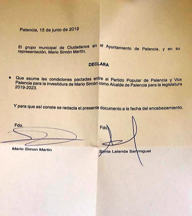 Documento de acuerdo firmado por el alcalde y la concejala de Vox diez minutos antes del pleno de investidura.
