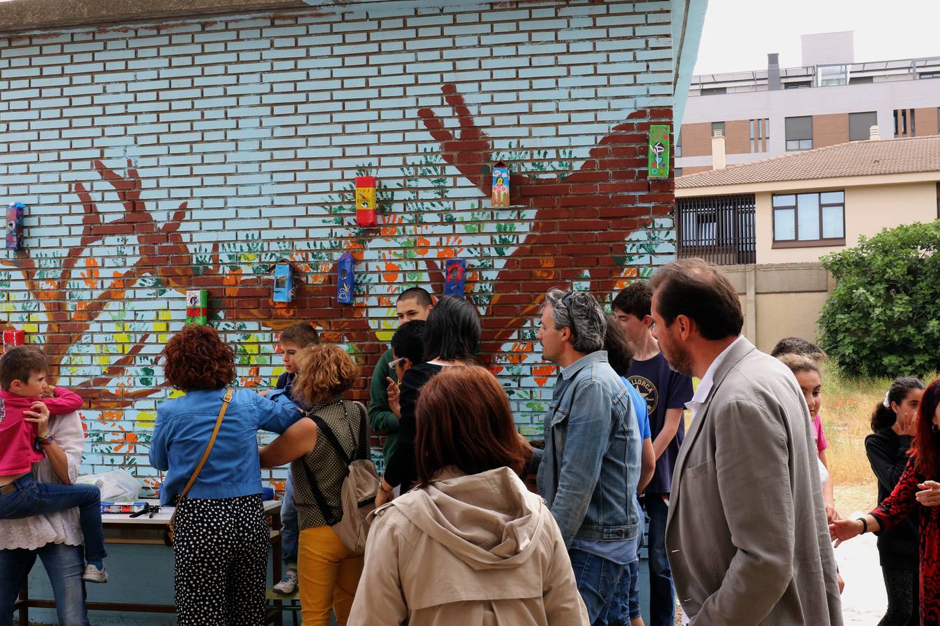 El alcalde Óscar Puente, acompañado por la concejal de Medio Ambiente y Desarrollo Sostenible, María Sánchez, ha visitado el Instituto Galileo de Pajarillos, donde la red Pajarillos Educa lleva a cabo un proyecto artístico para decorar el muro que antiguamente separaba este centro del poblado de La Esperanza, un foco de marginalidad y drogadicción hasta su desmantelamiento en 2003