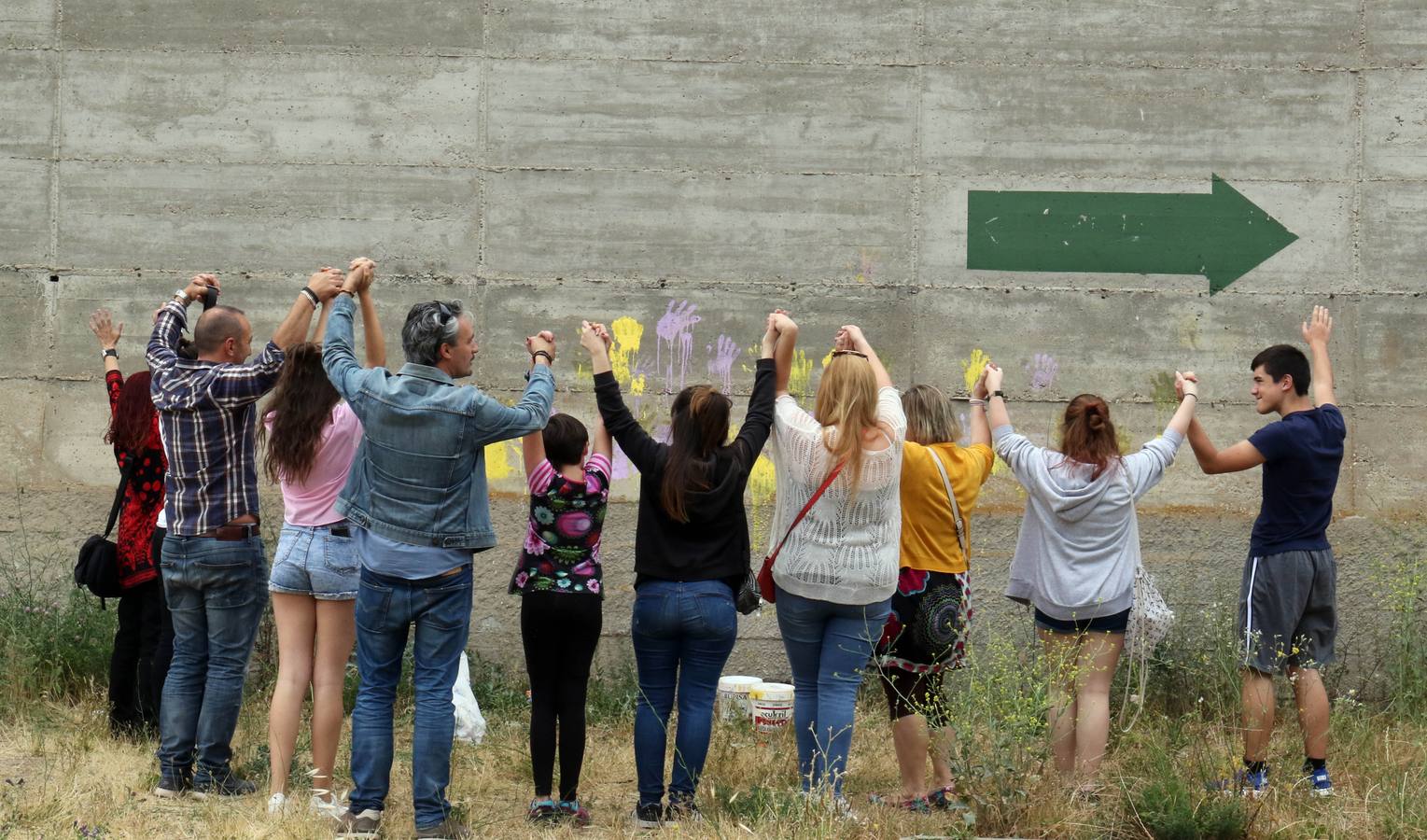 El alcalde Óscar Puente, acompañado por la concejal de Medio Ambiente y Desarrollo Sostenible, María Sánchez, ha visitado el Instituto Galileo de Pajarillos, donde la red Pajarillos Educa lleva a cabo un proyecto artístico para decorar el muro que antiguamente separaba este centro del poblado de La Esperanza, un foco de marginalidad y drogadicción hasta su desmantelamiento en 2003