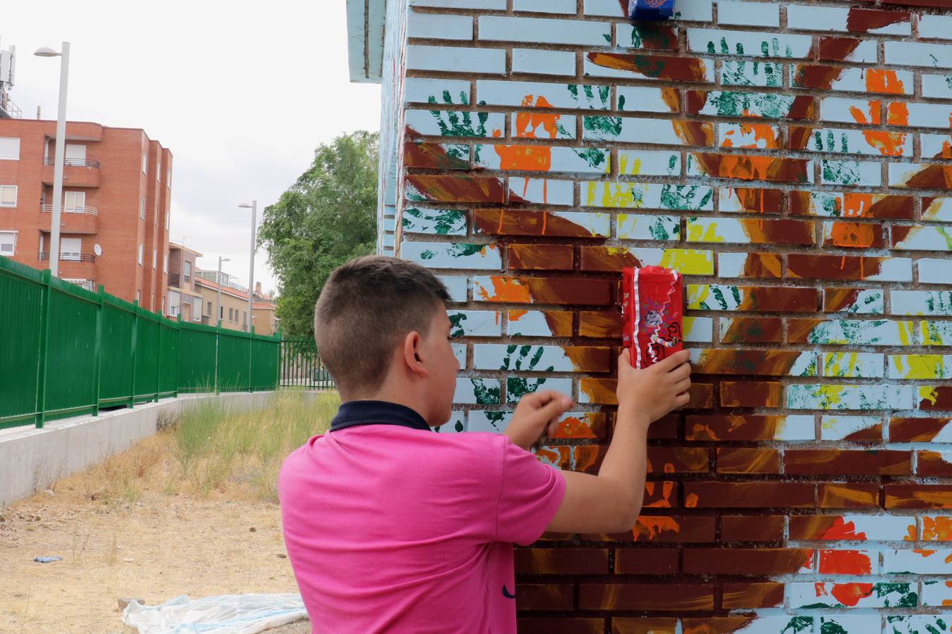 El alcalde Óscar Puente, acompañado por la concejal de Medio Ambiente y Desarrollo Sostenible, María Sánchez, ha visitado el Instituto Galileo de Pajarillos, donde la red Pajarillos Educa lleva a cabo un proyecto artístico para decorar el muro que antiguamente separaba este centro del poblado de La Esperanza, un foco de marginalidad y drogadicción hasta su desmantelamiento en 2003
