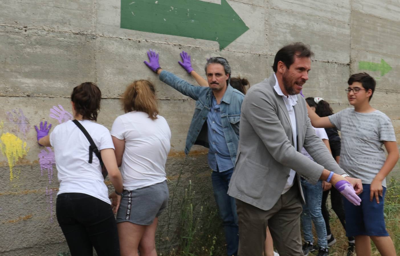 El alcalde Óscar Puente, acompañado por la concejal de Medio Ambiente y Desarrollo Sostenible, María Sánchez, ha visitado el Instituto Galileo de Pajarillos, donde la red Pajarillos Educa lleva a cabo un proyecto artístico para decorar el muro que antiguamente separaba este centro del poblado de La Esperanza, un foco de marginalidad y drogadicción hasta su desmantelamiento en 2003