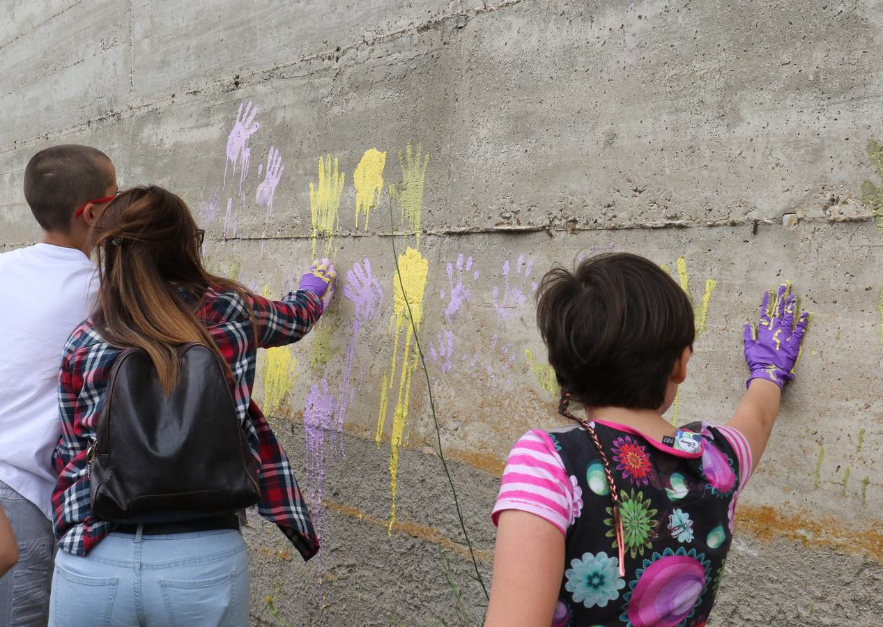 El alcalde Óscar Puente, acompañado por la concejal de Medio Ambiente y Desarrollo Sostenible, María Sánchez, ha visitado el Instituto Galileo de Pajarillos, donde la red Pajarillos Educa lleva a cabo un proyecto artístico para decorar el muro que antiguamente separaba este centro del poblado de La Esperanza, un foco de marginalidad y drogadicción hasta su desmantelamiento en 2003