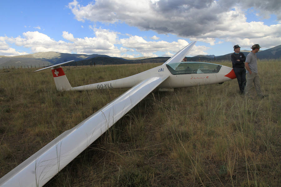 Fotos: Aterrizaje forzoso de un planeador en las cercanías de la estación del AVE.