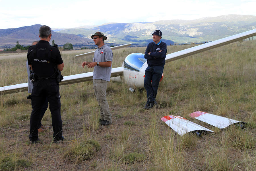 Fotos: Aterrizaje forzoso de un planeador en las cercanías de la estación del AVE.