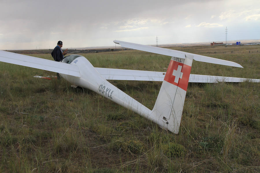 Fotos: Aterrizaje forzoso de un planeador en las cercanías de la estación del AVE.