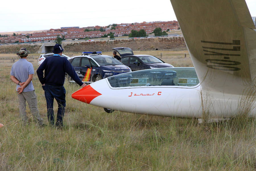 Fotos: Aterrizaje forzoso de un planeador en las cercanías de la estación del AVE.