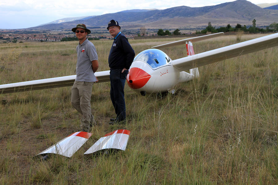 Fotos: Aterrizaje forzoso de un planeador en las cercanías de la estación del AVE.