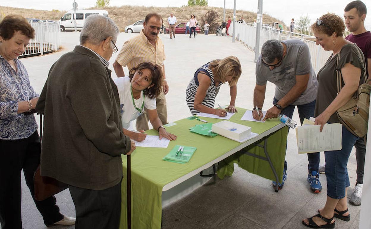 Ciudadanos se acercan a firmar en la mesa instalada ayer por Satse en el Hospital General. 