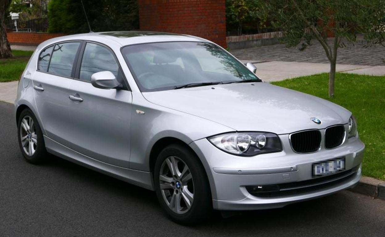Un modelo BMW 128, similar al que fue robado el miércoles en un garaje de Arroyo.