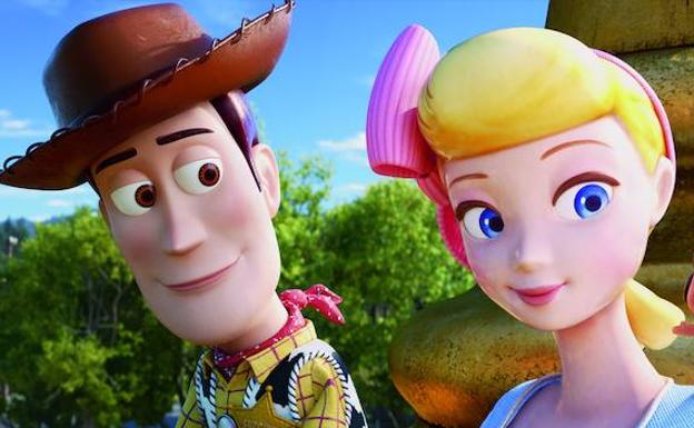 El vaquero Woody y la muñeca de porcelana Bo Beep en 'Toy Story 4'.