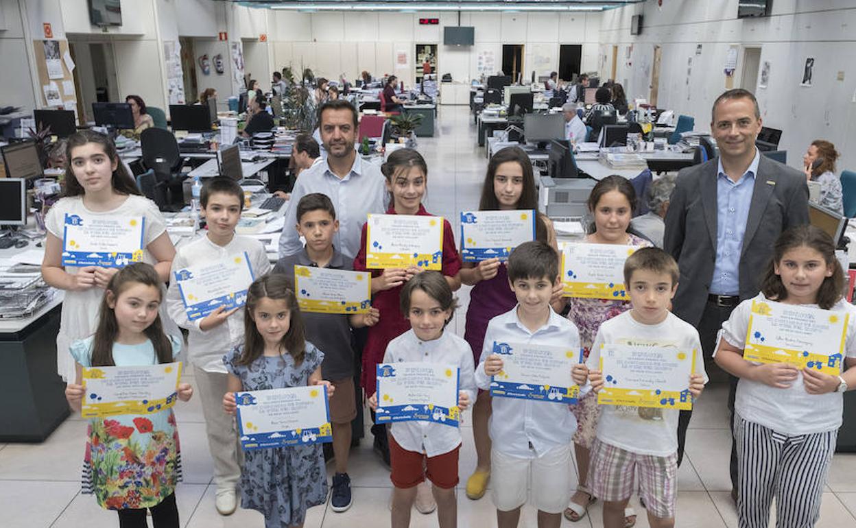 Los ganadores de la III Edición del Concurso de Dibujo y Cómic 'La vida del campo' en la redacción de El Norte de Castilla. 