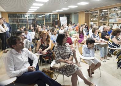 Imagen secundaria 1 - Los premiados y sus familiares en la Hemeroteca de El Norte de Castilla y el mago Gele Rodrigo durante uno de sus trucos.