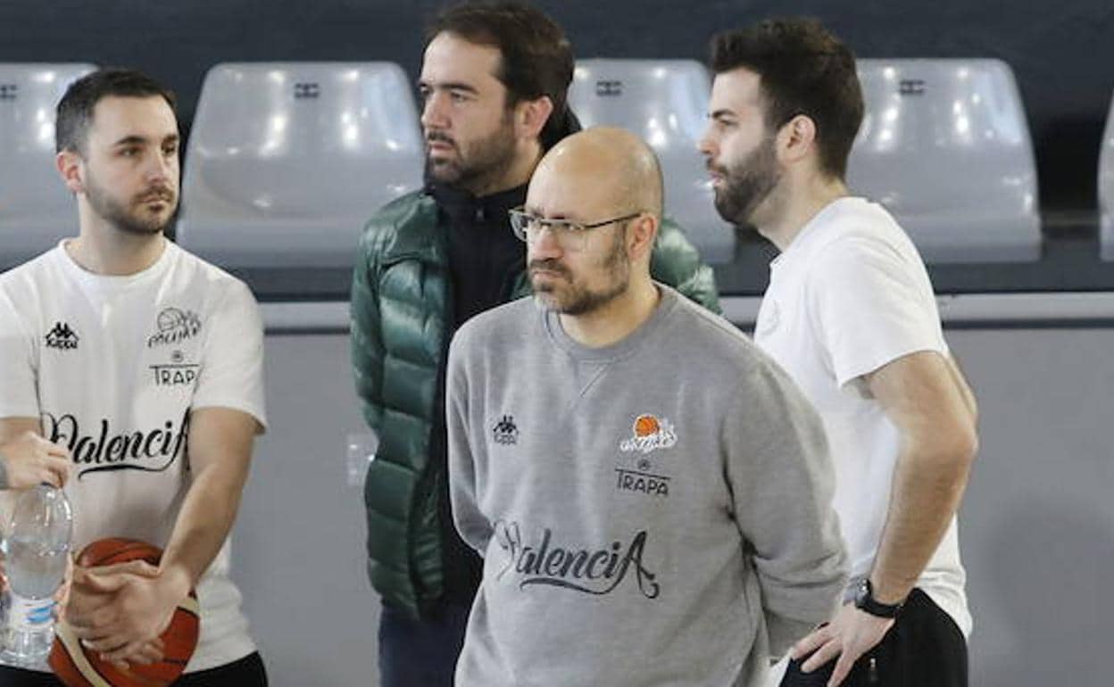 Omid Etemad, Rubén Camacho y Marc Larriba junto a Raúl Villagrá en uno de los entrenamientos del Palencia Baloncesto esta temporada. 