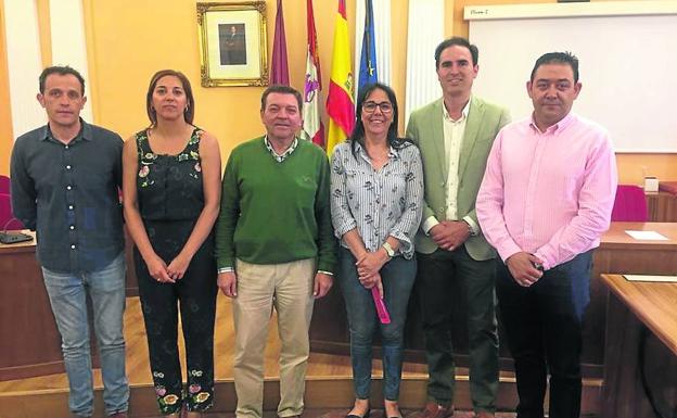 Conrado Íscar (Matapozuelos), Inmaculada Toledano (Velascálvaro), Luis M. González (secretario provincial del PP), Miriam Martín (Olmedo), Guzmán Gómez (Medina) y Luis M. Muñumer (Fresno). 