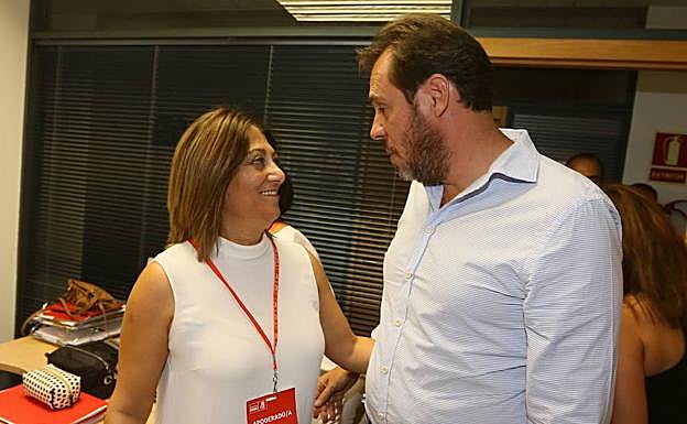 Teresa López recibe la felicitación de Puente tras ser elegida secretaria provincial. 