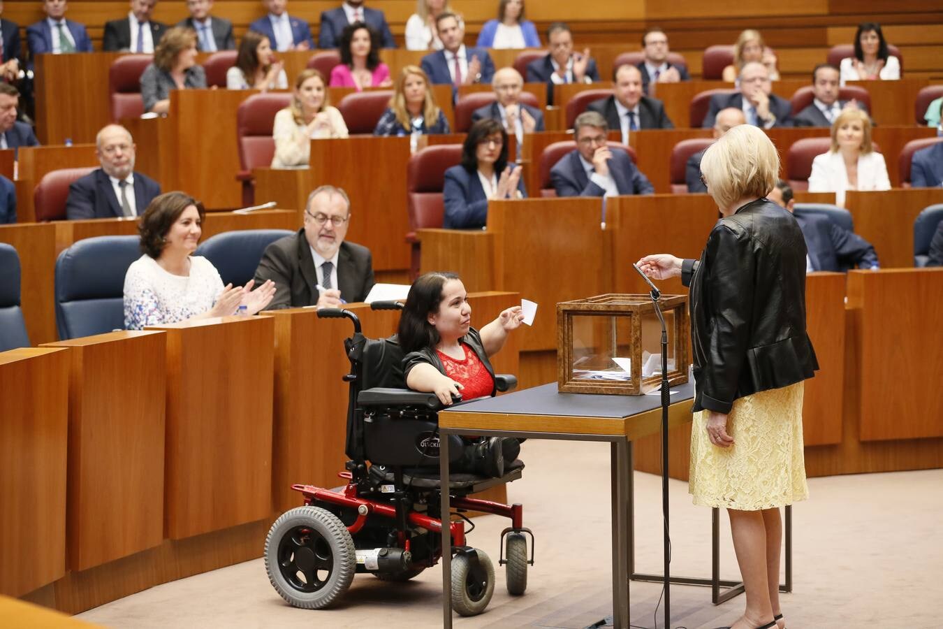 La procuradora socialista Noelia Frutos, en la votación.s
